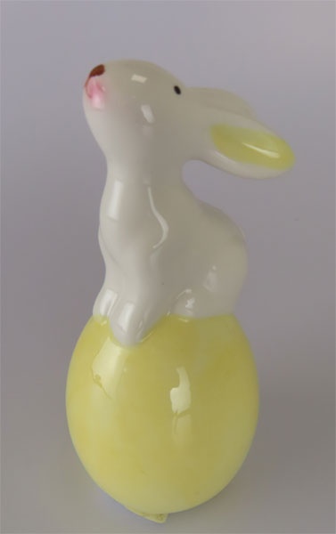 Deko Hase sitzend auf Ei gelb