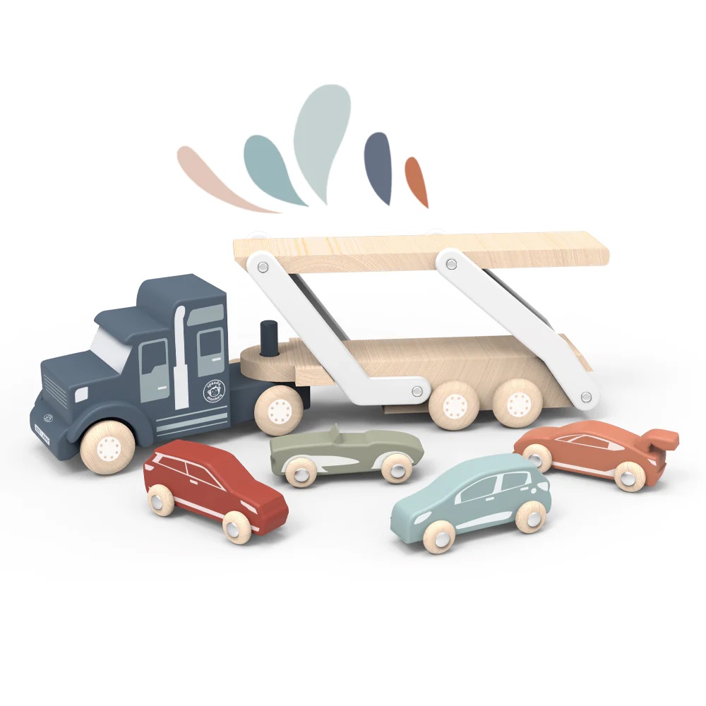 Autotransporter aus Holz mit verschiedenen Autos